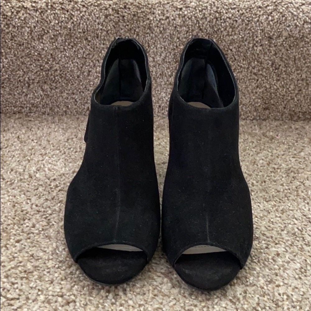 Women’s black booties in a size 6